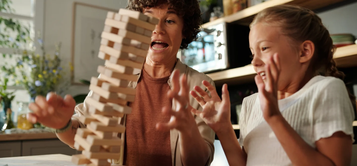 Nainen ja tyttö pelaavat jengaa ja torni kaatuu.