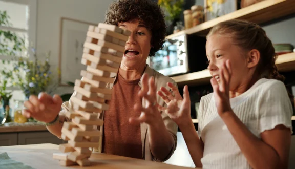 Nainen ja tyttö pelaavat jengaa ja torni kaatuu.